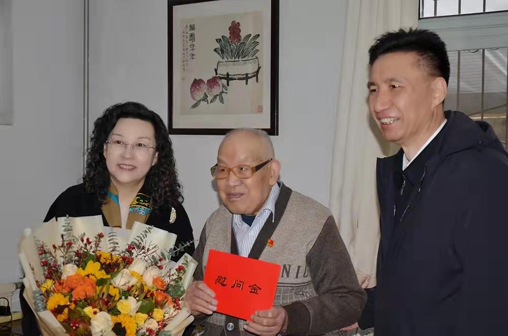 濟南產(chǎn)發(fā)集團黨委副書記、總經(jīng)理黃蓓走訪慰問離休老干部、老黨員